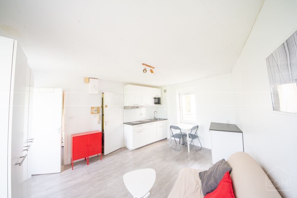 APPARTEMENT STUDIO/ T1 - BEL ESPACE DE VIE AVEC CUISINE US - SDB AVEC WC - DALLE BETON - IDEAL PIED A TERRE OU LOCATIF photo 3